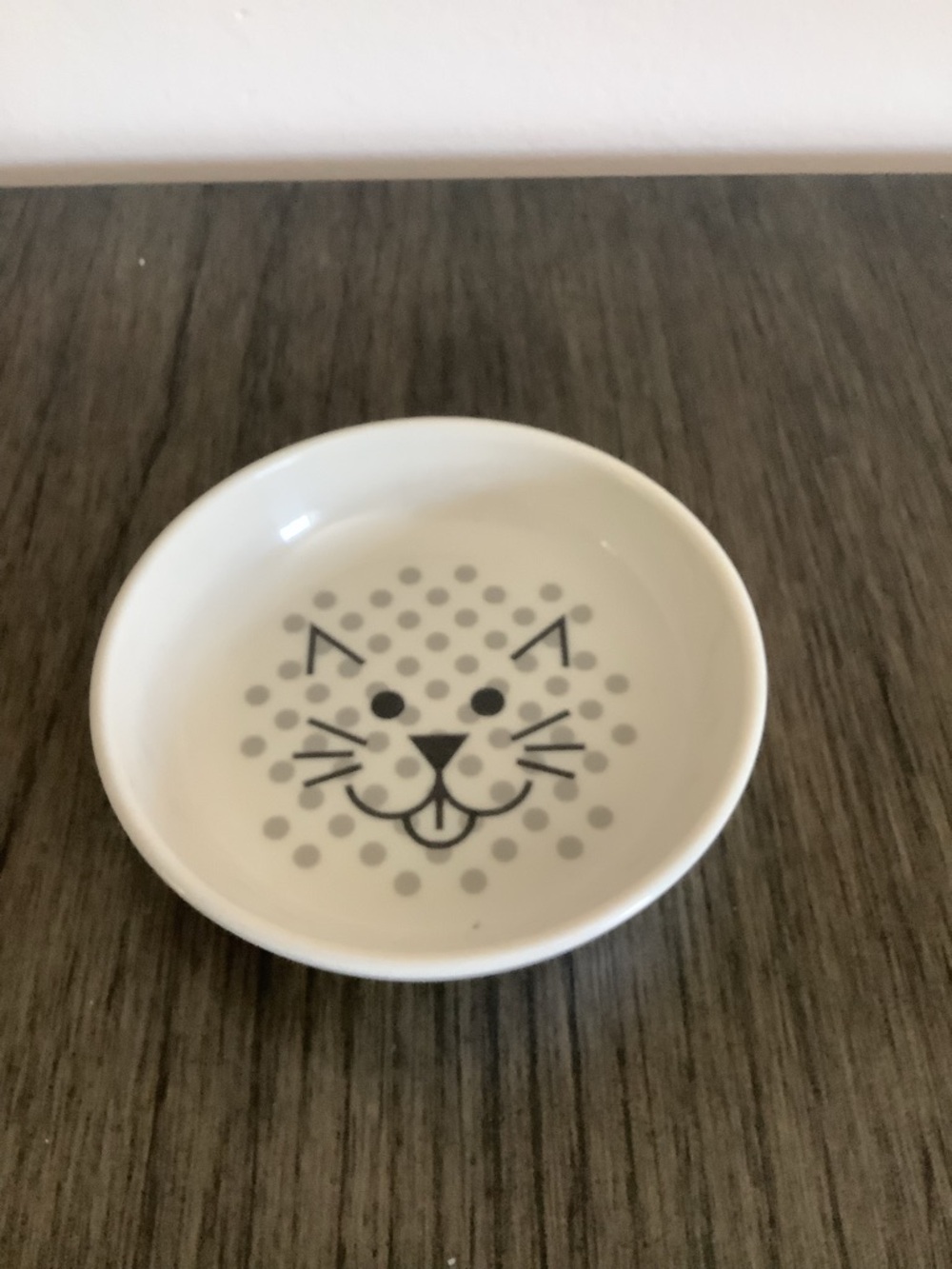 Ceramic Cat Dish in White and Gray - Cute Face Design